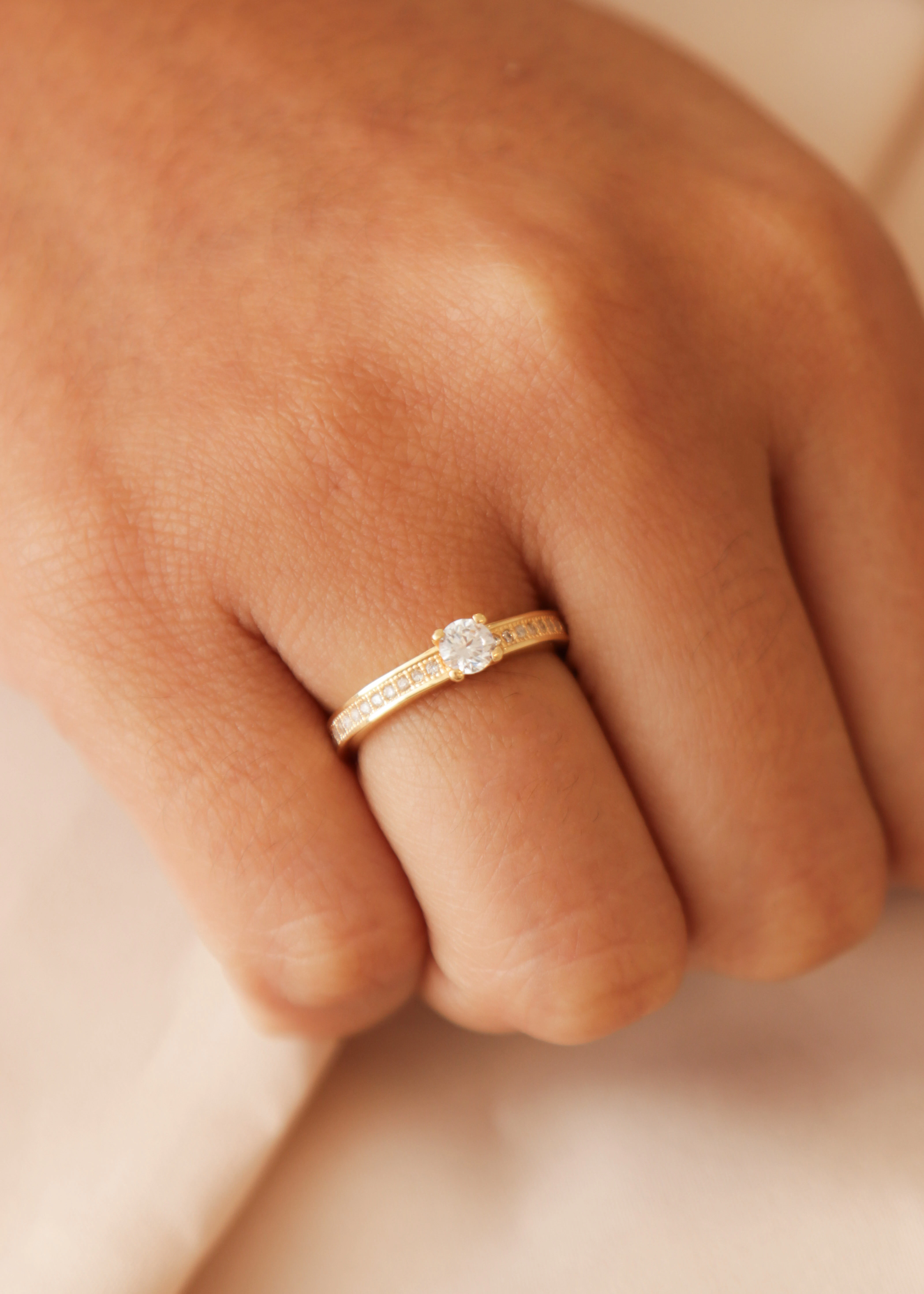anillo-de-compromiso-en-oro-con-circones-41
